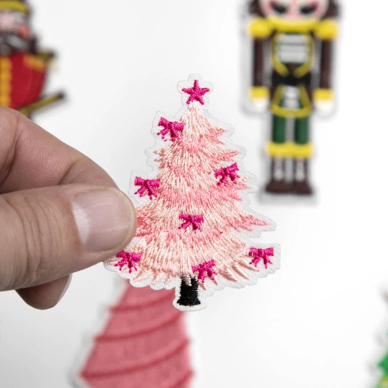 Écusson sapin de Noël rose avec boucles brodé | Thermocollant