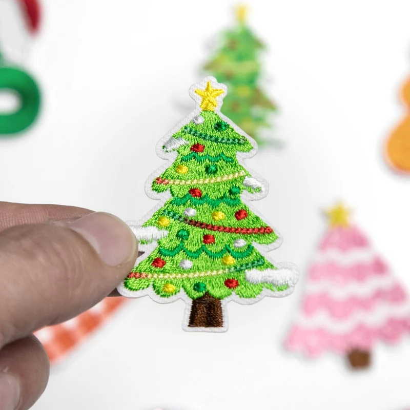 Écusson sapin de Noël enneigé et décoré brodé | Thermocollant