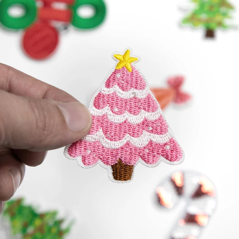 Écusson sapin de Noël rose enneigé brodé | Thermocollant
