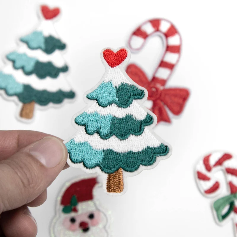 Écusson sapin de Noël enneigé avec cœur brodé | Thermocollant