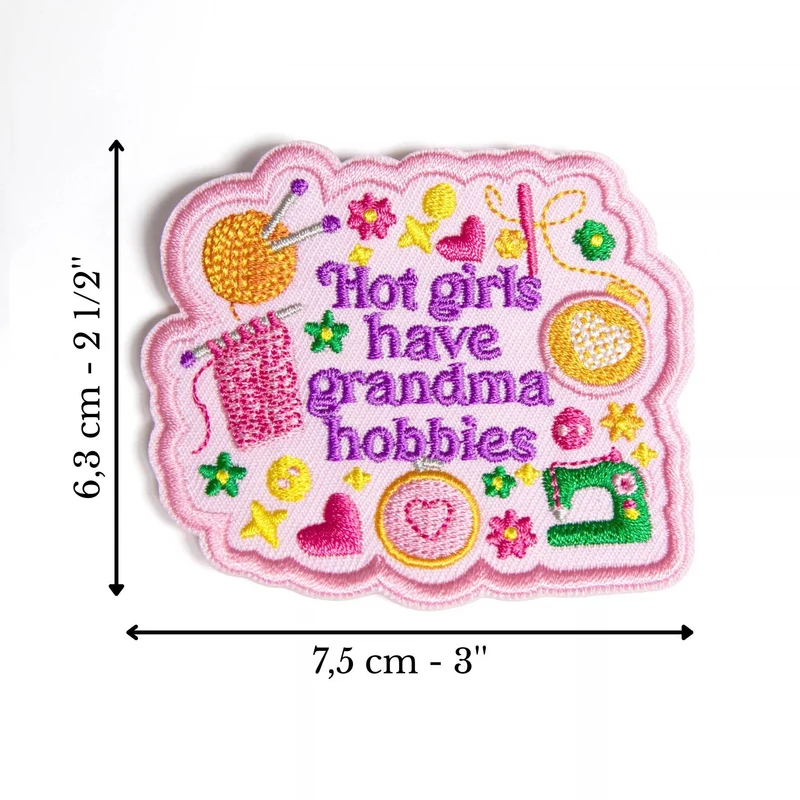Écusson brodé « Hot Girls Have Grandma Hobbies » | Thermocollant