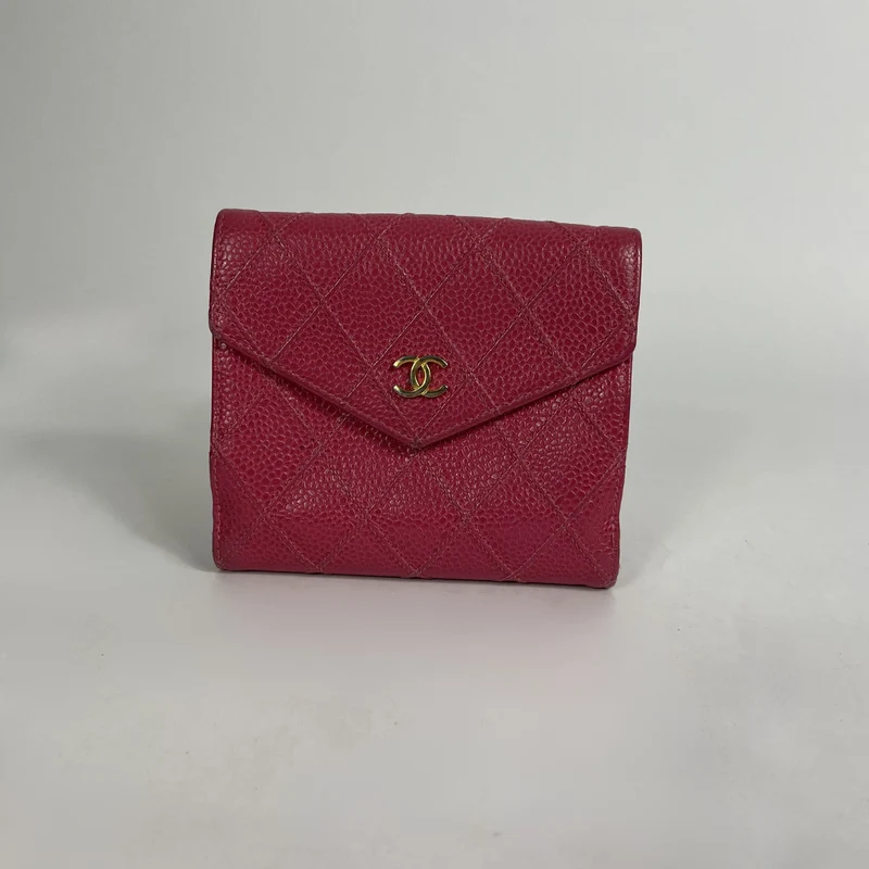 Chanel Portefeuille compact matelassé rose en cuir caviar