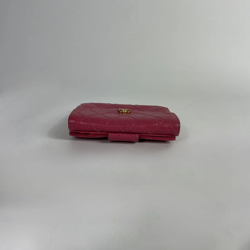 Chanel Portefeuille compact matelassé rose en cuir caviar