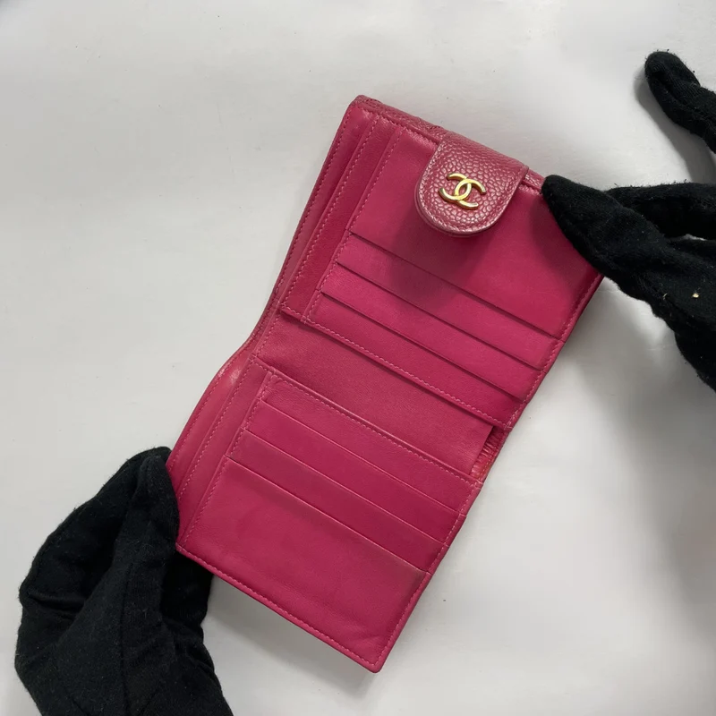 Chanel Portefeuille compact matelassé rose en cuir caviar
