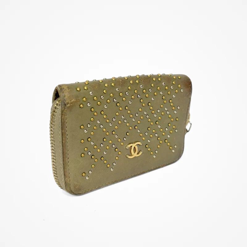 Chanel Portefeuille zippé clouté