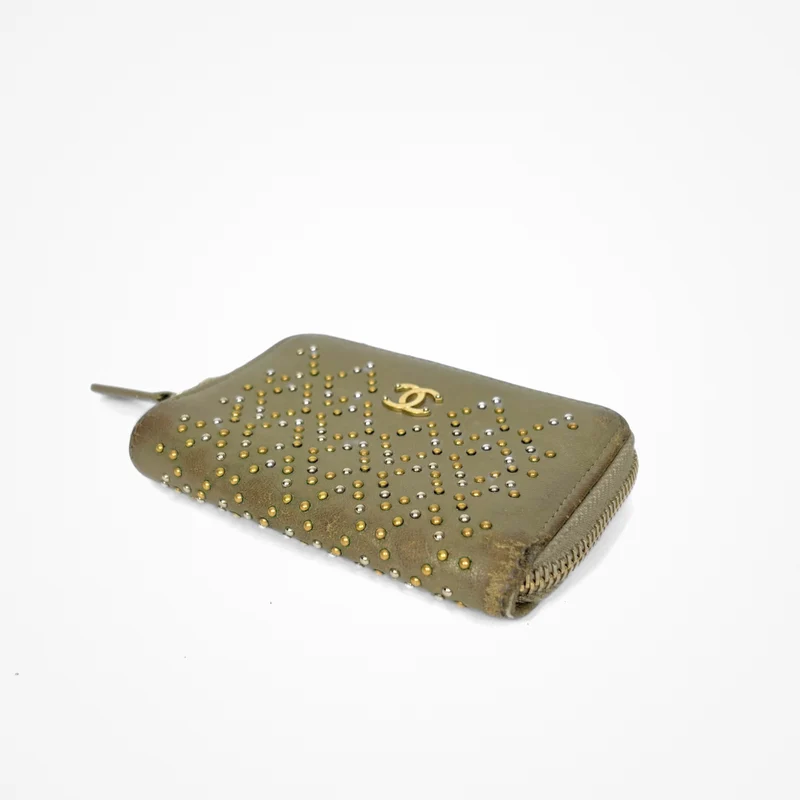 Chanel Portefeuille zippé clouté