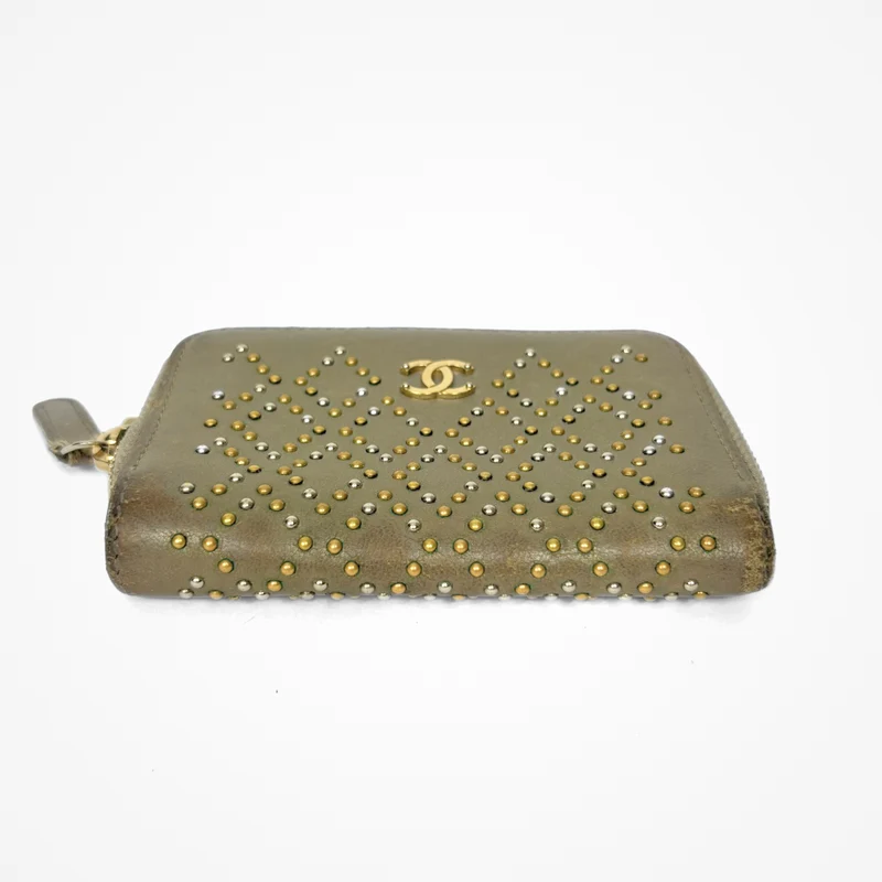 Chanel Portefeuille zippé clouté