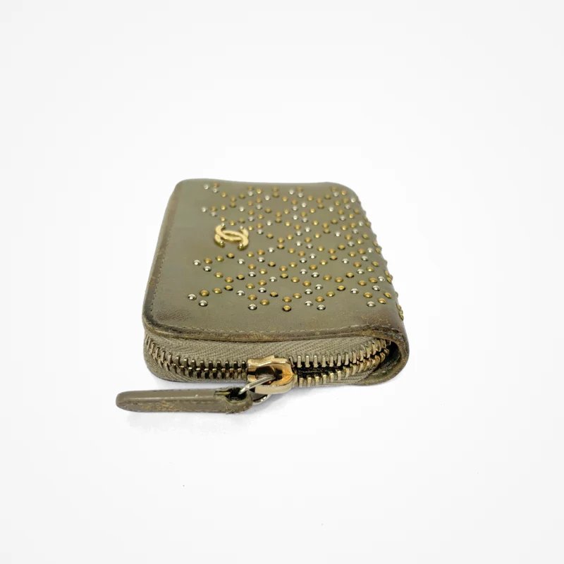 Chanel Portefeuille zippé clouté