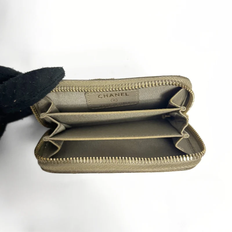 Chanel Portefeuille zippé clouté