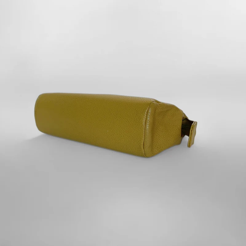 Chanel Trousse à maquillage en cuir caviar
