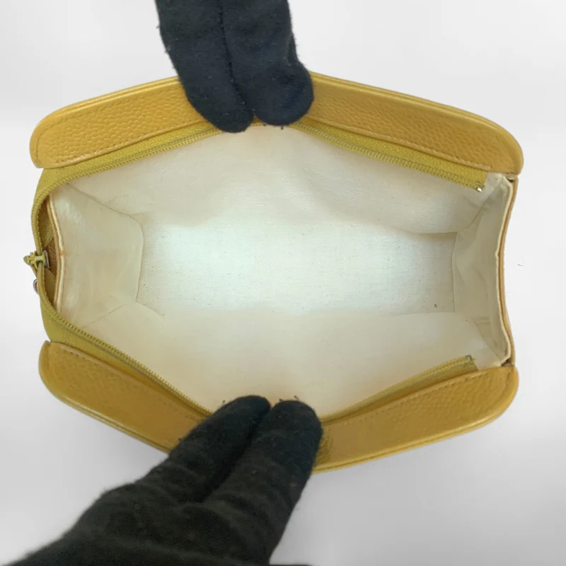 Chanel Trousse à maquillage en cuir caviar
