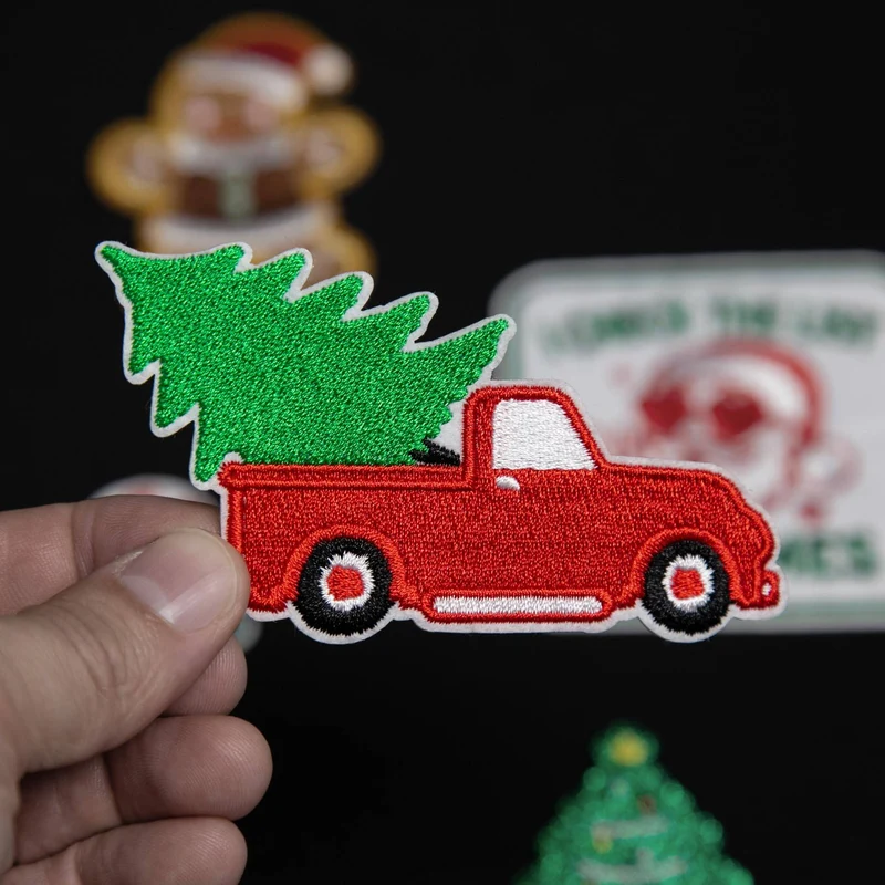 Petit camion rouge transportant un sapin de Noël | Écusson thermocollant brodé