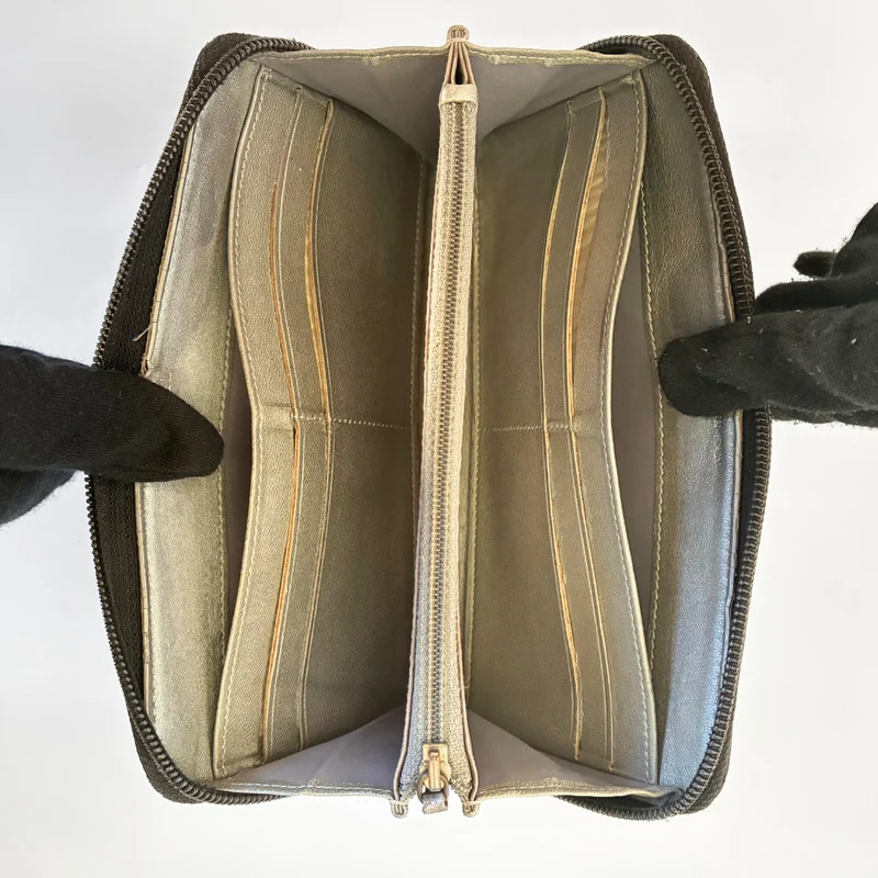 Chanel Portefeuille Camelia grand format en cuir d'agneau