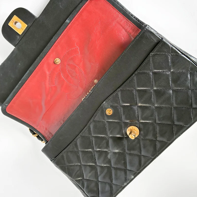 Chanel Classic Flap Bag Cuir d'agneau moyen