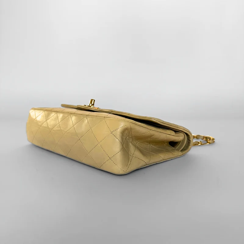 Chanel Classic Flap Bag Cuir d'agneau moyen