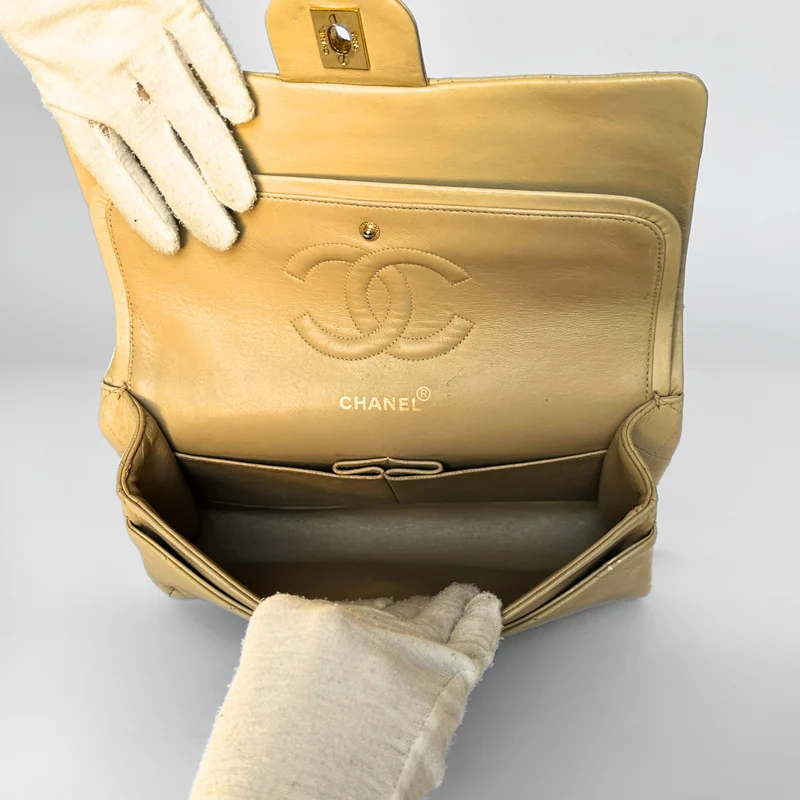 Chanel Classic Flap Bag Cuir d'agneau moyen