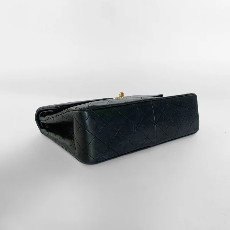 Chanel Classic Flap Bag Cuir d'agneau de taille moyenne