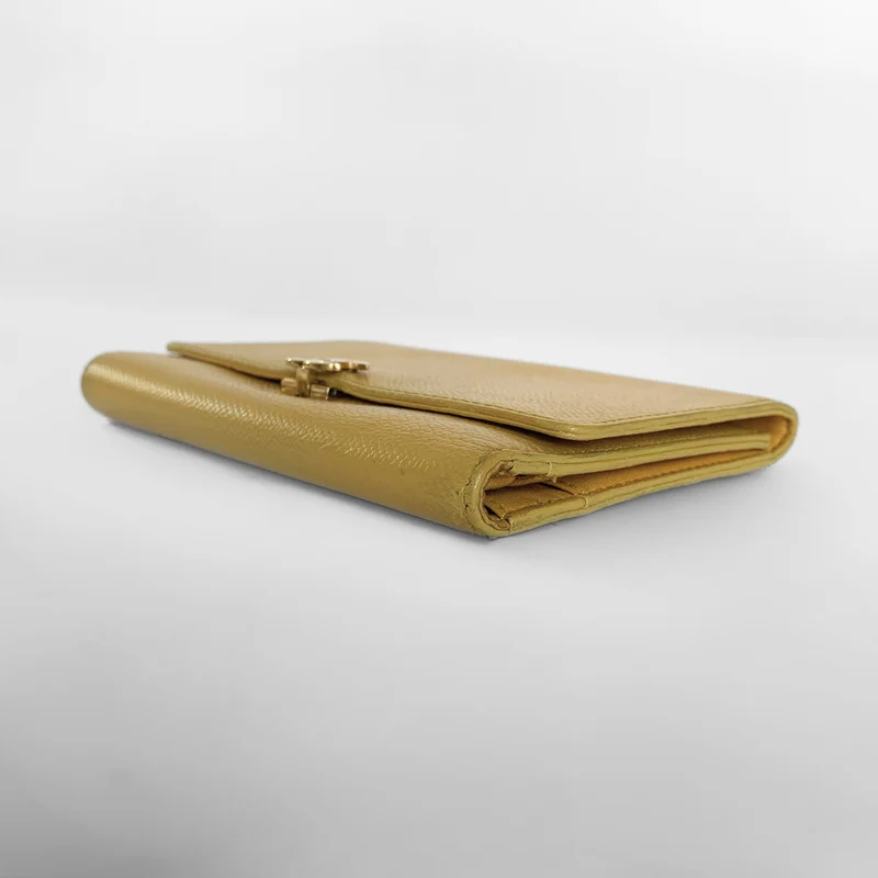 Portefeuille matelassé caviar moyen à rabat jaune