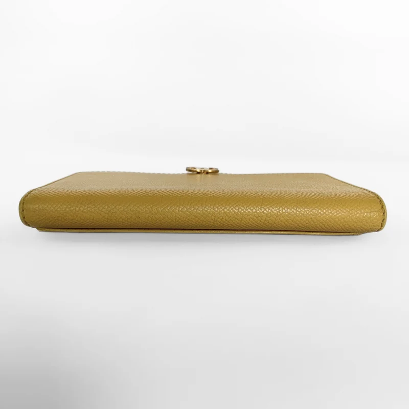 Portefeuille matelassé caviar moyen à rabat jaune