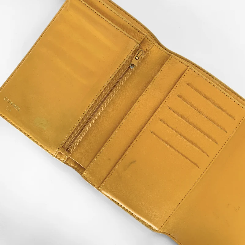 Portefeuille matelassé caviar moyen à rabat jaune