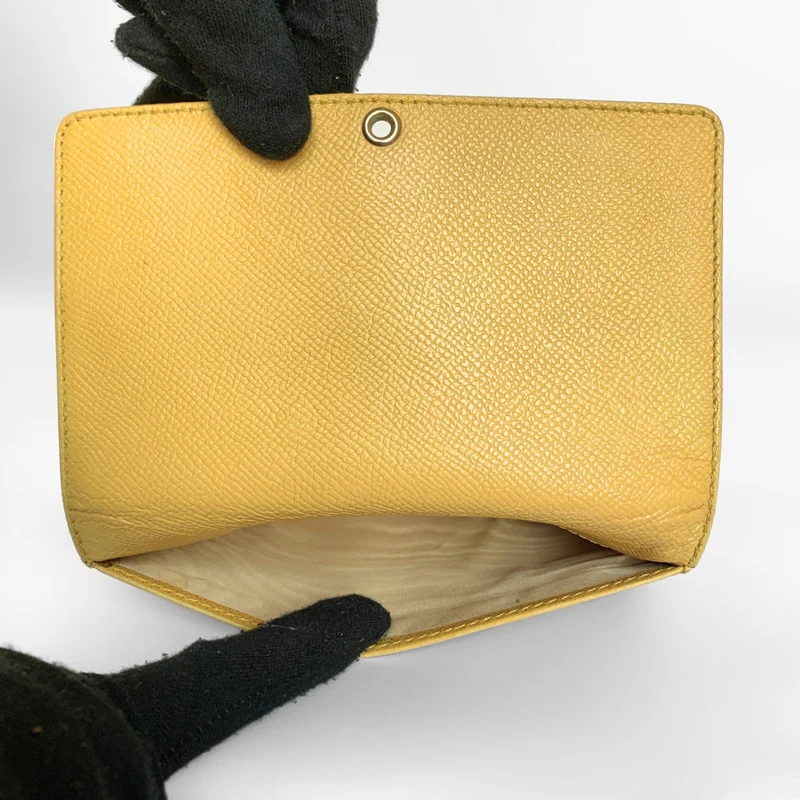 Portefeuille matelassé caviar moyen à rabat jaune