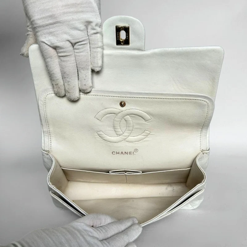 Chanel Classic Flap Bag Cuir d'agneau moyen