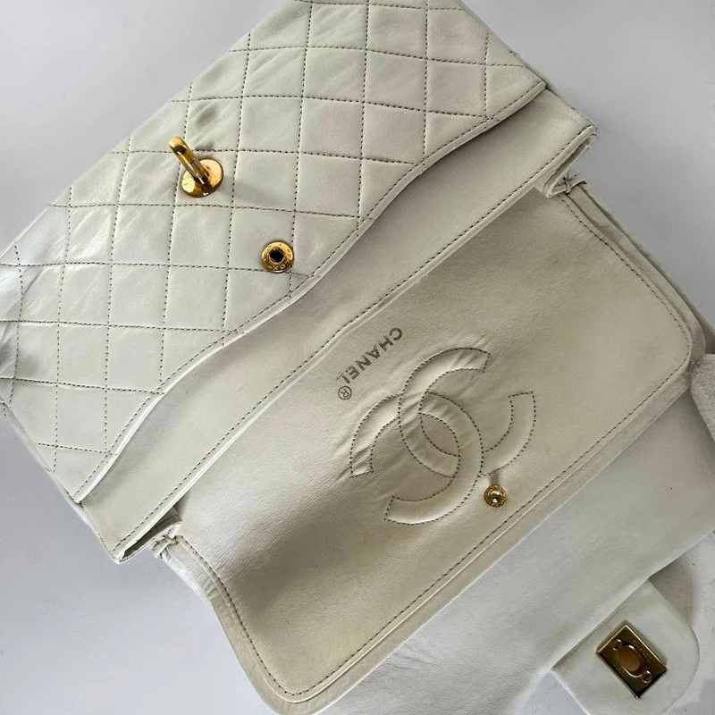 Chanel Classic Flap Bag Cuir d'agneau moyen