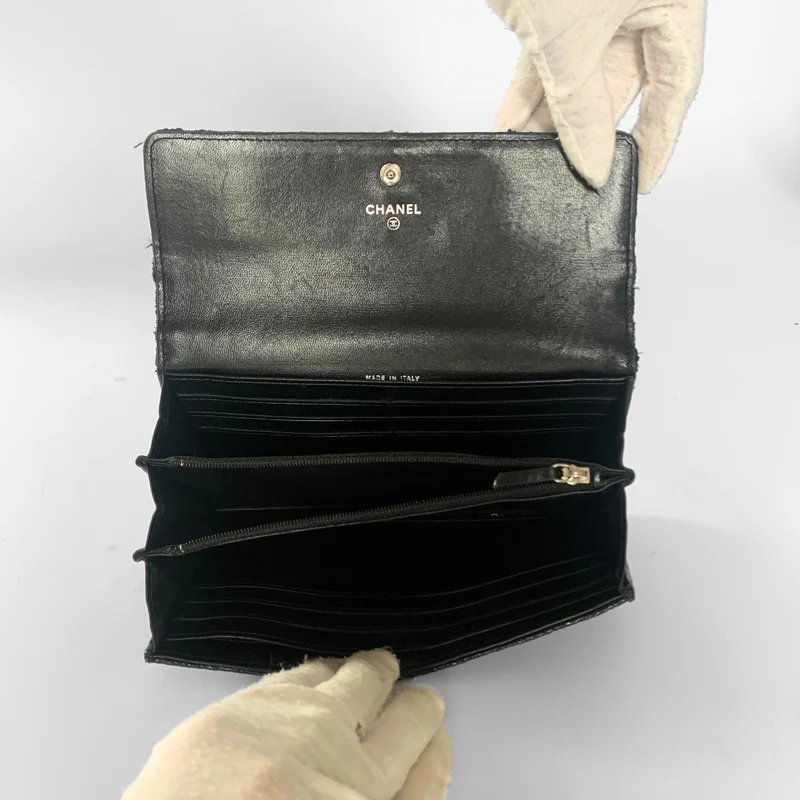 Chanel Portefeuille long Paris Edinburgh en daim matelassé noir et or