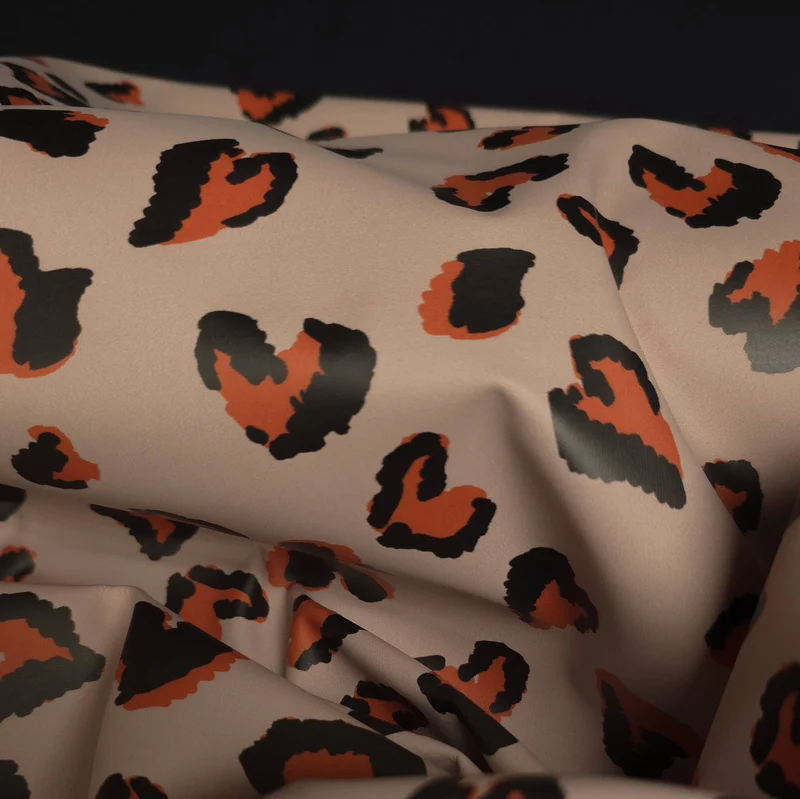 Tissu imperméable | Cœurs à imprimé animal sur fond galet | Certifié Oeko-Tex