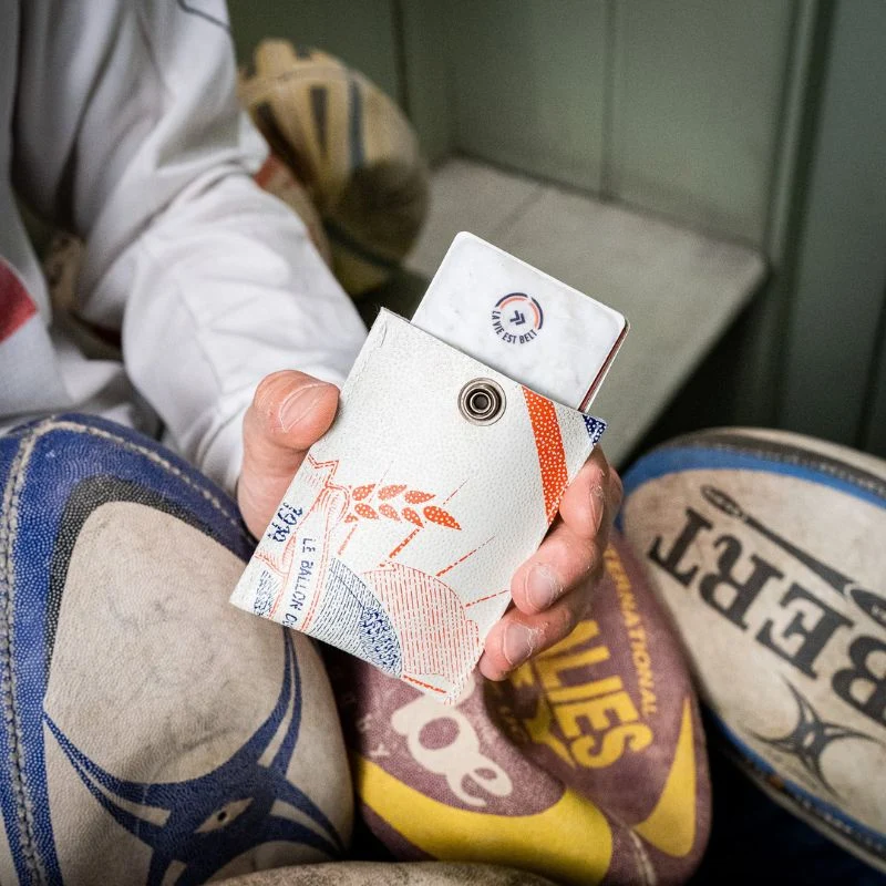 Porte-cartes rugby upcyclé en ballon - La Vie est Belt