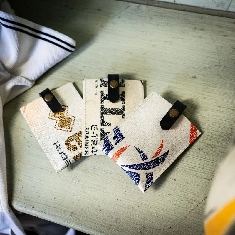 Porte-cartes rugby upcyclé en ballon - La Vie est Belt
