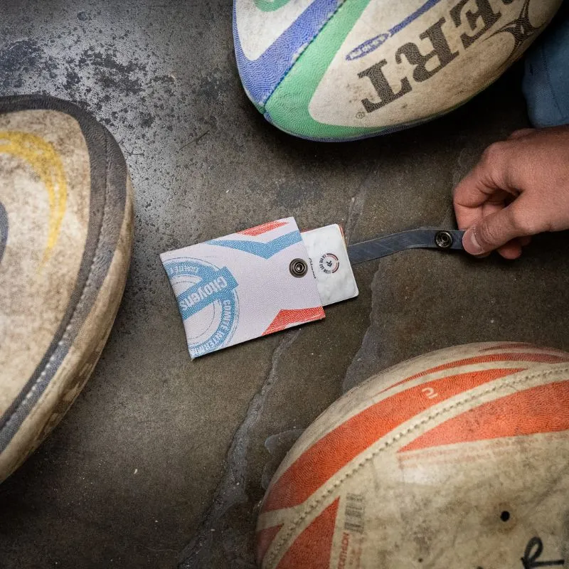 Porte-cartes rugby upcyclé en ballon - La Vie est Belt