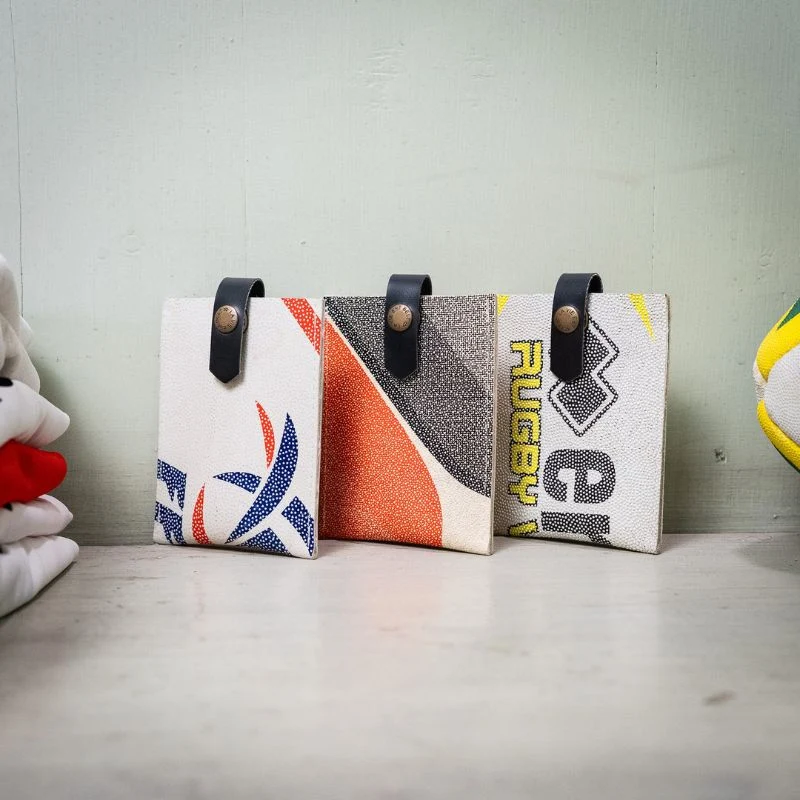 Porte-cartes rugby upcyclé en ballon - La Vie est Belt