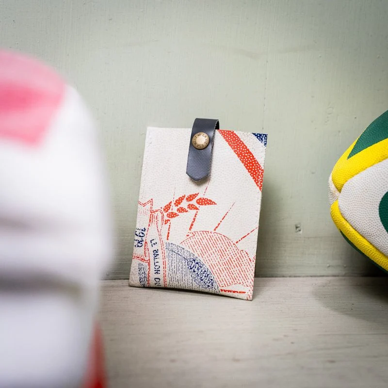 Porte-cartes rugby upcyclé en ballon - La Vie est Belt