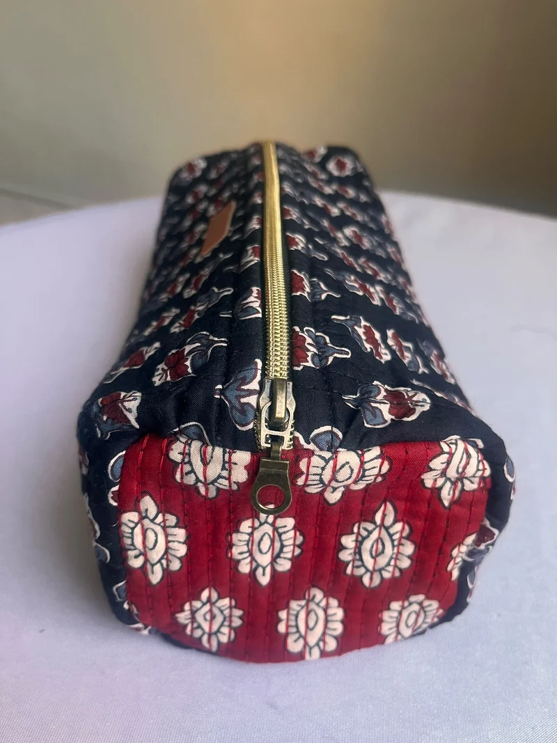 Trousse en coton matelassé imprimé bleu marine / rouge - Fait main