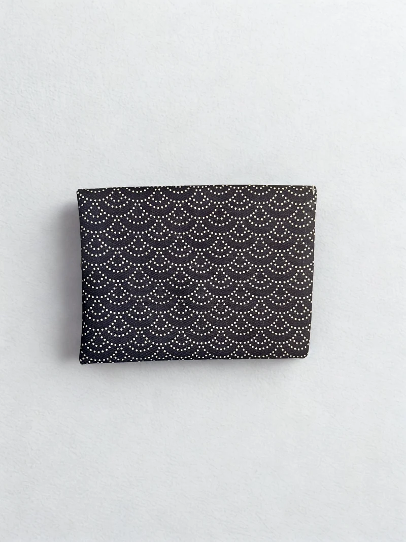 Portefeuille Pochette – Tissu Japonais Seigaiha Noir & Or