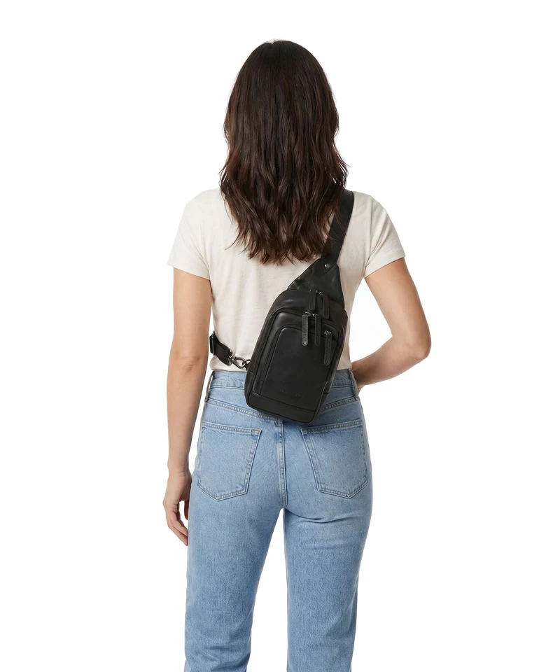 The Chesterfield Brand Wax Pull Up Cow Riga Sac sling black