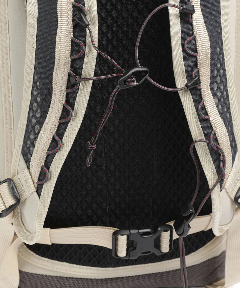 Klättermusen Fjörm 18 Sac à dos de trekking silver creme