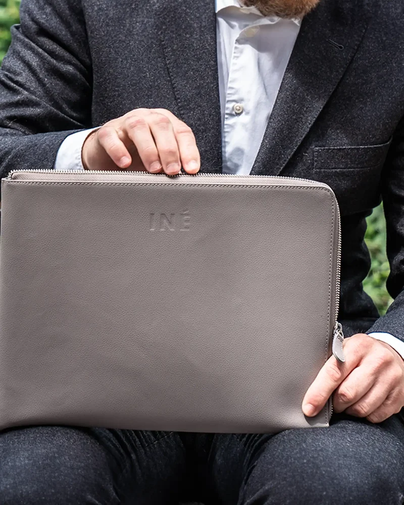 Pochette cuir recyclé INE 14/15" à personnaliser