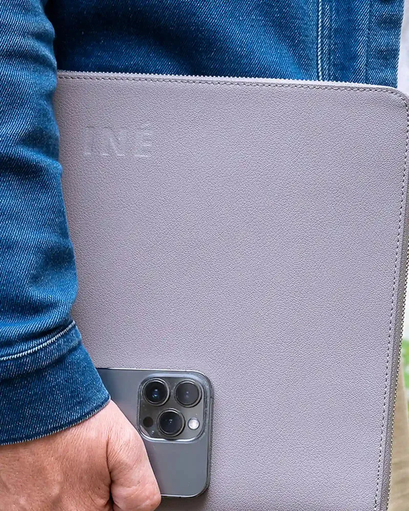 Pochette cuir recyclé INE 14/15" à personnaliser