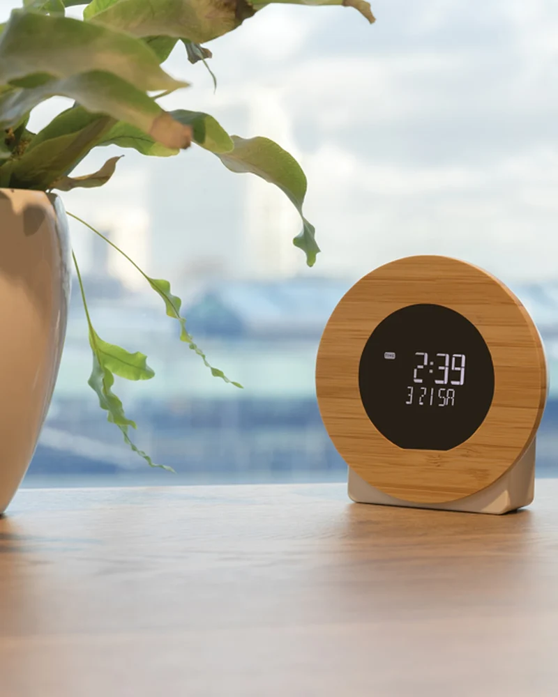 Horloge bureau en bambou et plastique recyclé à personnaliser