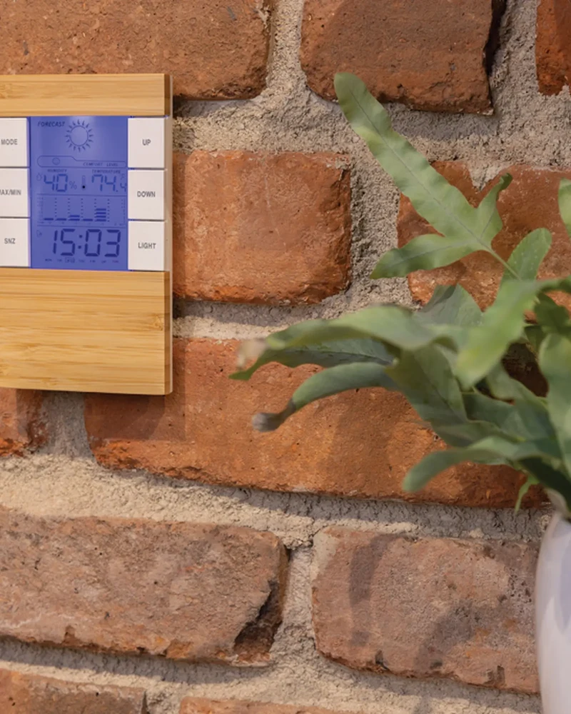 Station météo en bambou et plastique recyclé à personnaliser