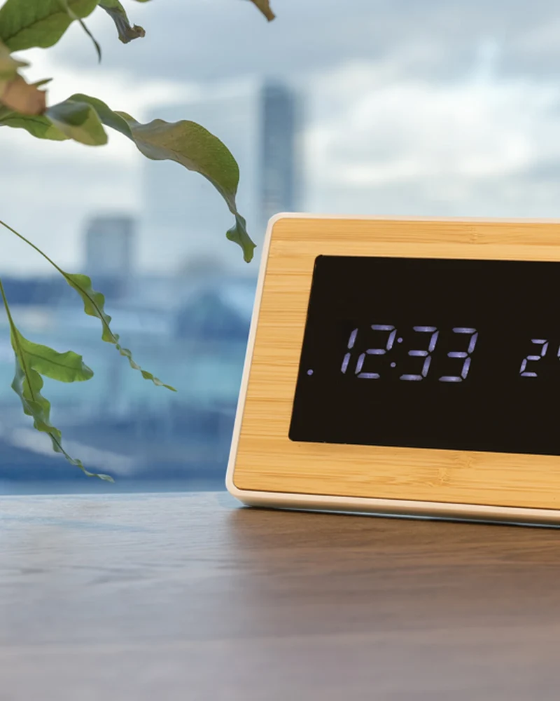 Horloge LED en bambou et plastique à personnaliser