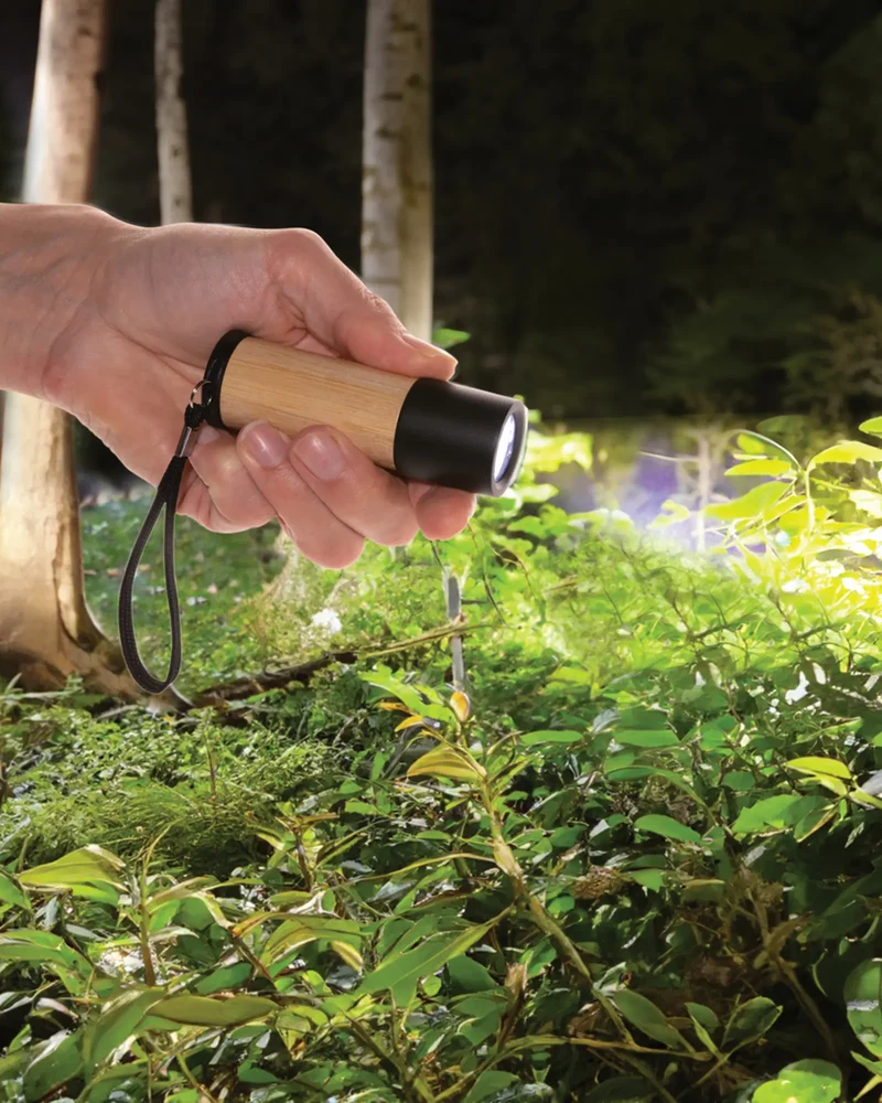 Lampe torche en bambou et plastique recyclé à personnaliser