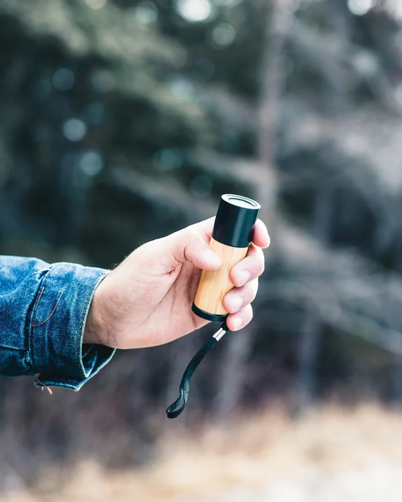 Lampe torche en bambou et plastique recyclé à personnaliser
