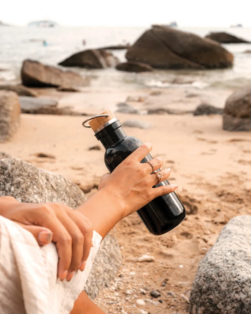 Bouteille rPET 680ml avec couvercle en bambou à personnaliser