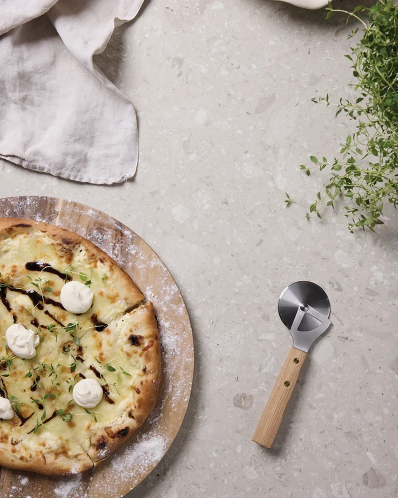 Roulette à pizza en bois de frêne Vinga Paso à personnaliser