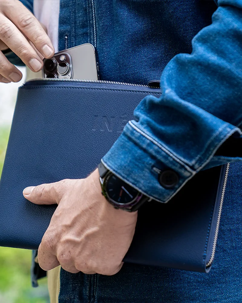 Pochette cuir recyclé INE 10/11" à personnaliser