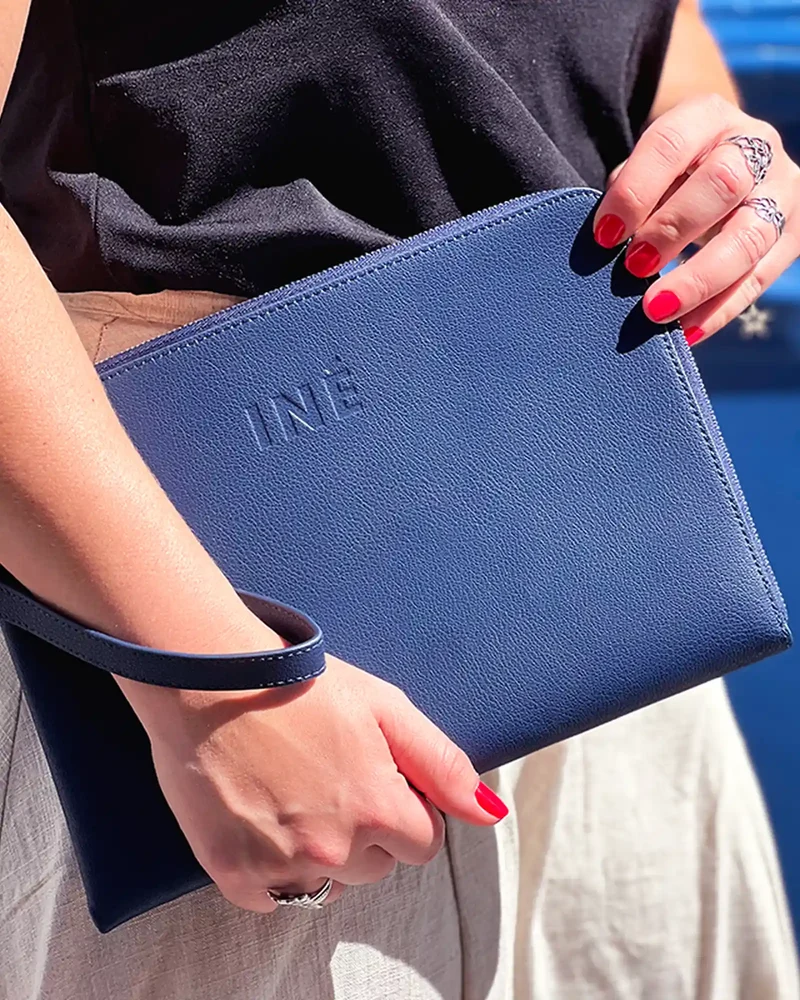 Pochette cuir recyclé INE 10/11" à personnaliser
