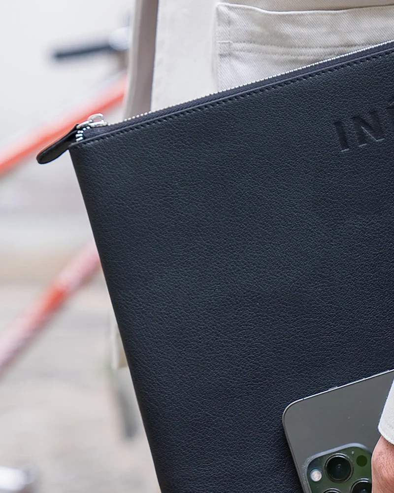 Pochette cuir recyclé INE 10/11" à personnaliser